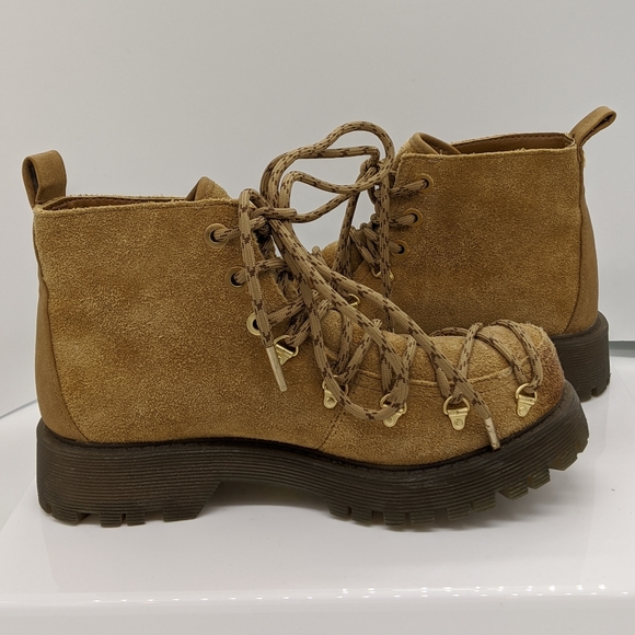 lace to toe hiking boots